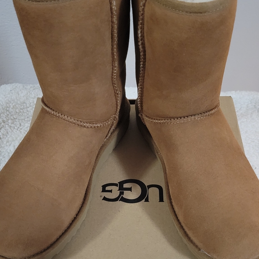 Ugg Classic Short II Size 8